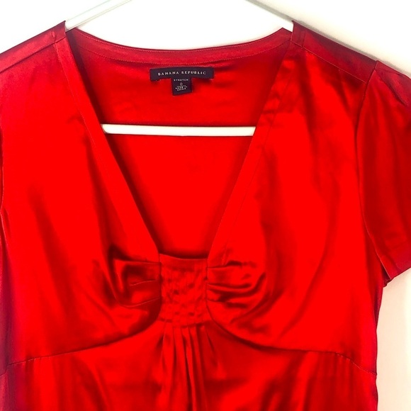 Banana Republic red satin silk short sleeve v neck top sz 0 - Picture 2 of 10